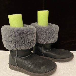 Ugg Woman’s metallic Gray Tall Boots Sz 6 Shearling Lined Style 5823